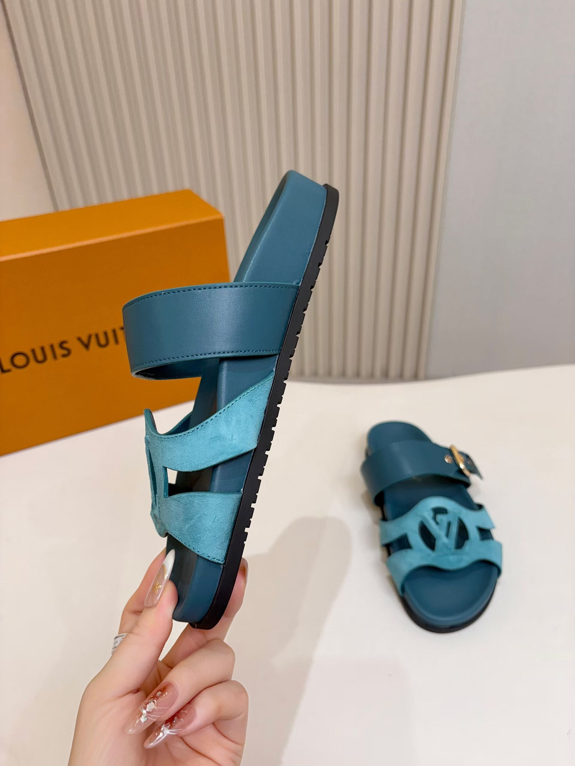 Mules LV